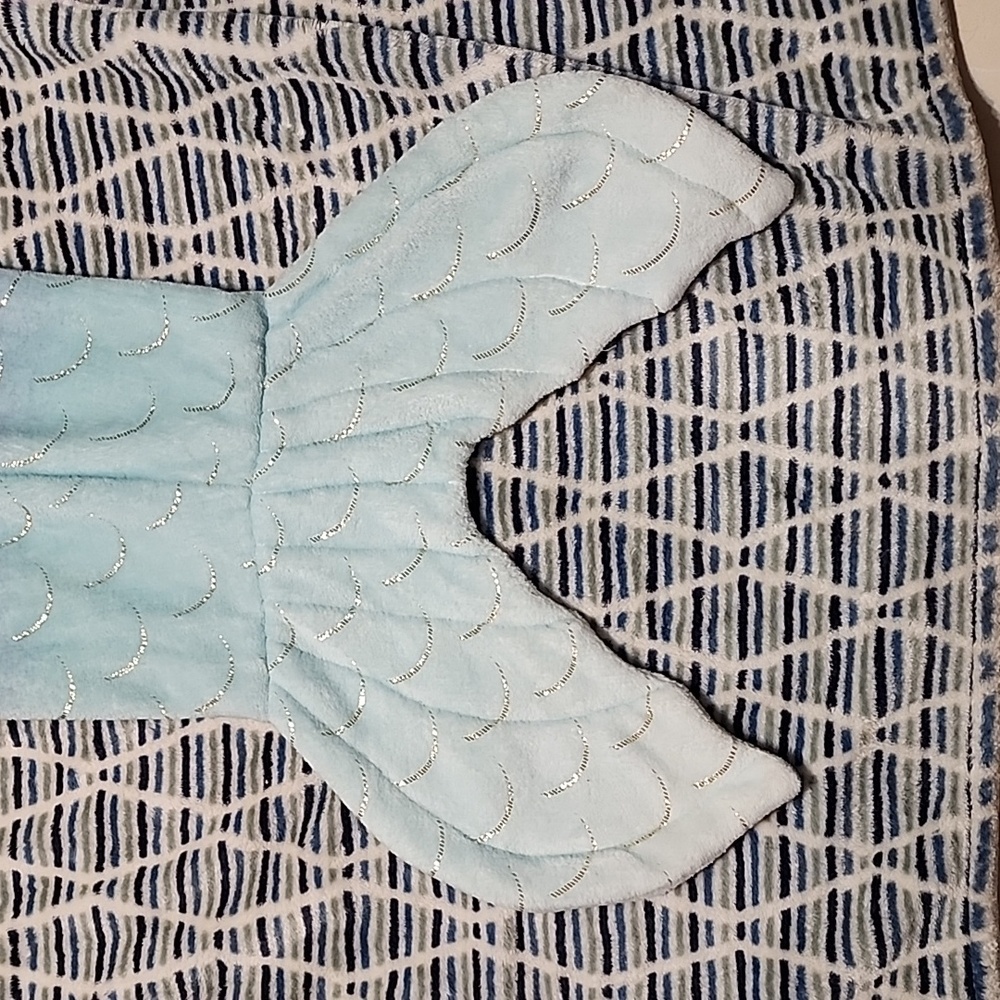 Mermaid 🧜♀️ tail blanket! - Picture 2 of 4